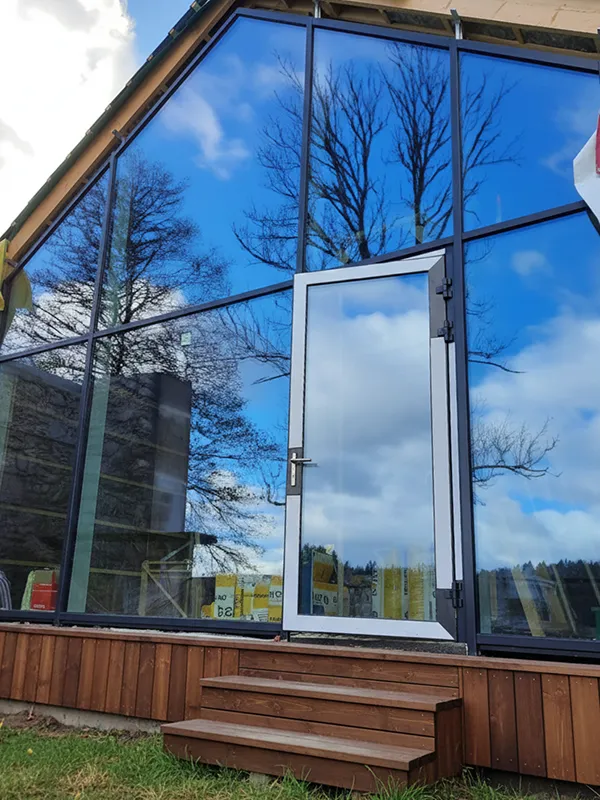 Уютный зимний сад с панорамным остеклением из алюминиевого профиля TATPROF TFS50. Конструкция объединяет вертикальное остекление и светопрозрачную кровлю, наполняя пространство светом. Надежный аналог систем ALUTECH, СИАЛ и INICIAL.