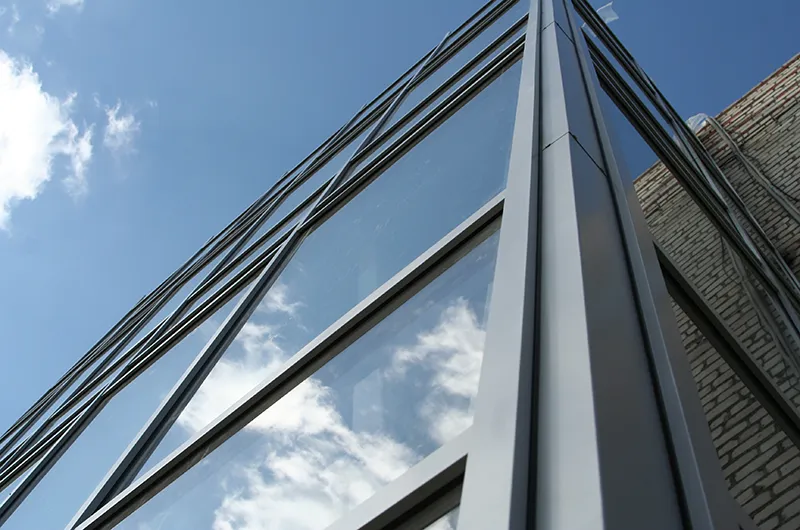 Крупный план алюминиевого витража TATPROF TFS50. Видимая ширина профиля 50 мм создает тонкие и изящные переплеты, наполняя пространство светом. Аналог Alutech и СИАЛ.