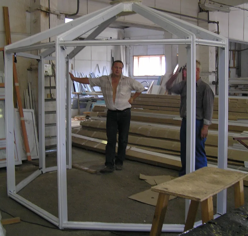 Квалифицированный монтаж фасадной системы TATPROF TFS50 специалистами компании «Профильные решения». Контроль качества на всех этапах установки алюминиевых конструкций, аналогичных ALUTECH и СИАЛ.