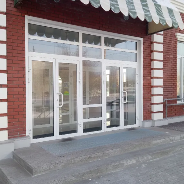 Входная группа офиса с маятниковыми алюминиевыми дверями ТАТПРОФ