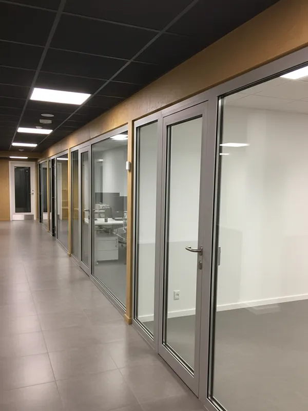 Кабинет руководителя, зонированный алюминиевой перегородкой с комбинированным заполнением