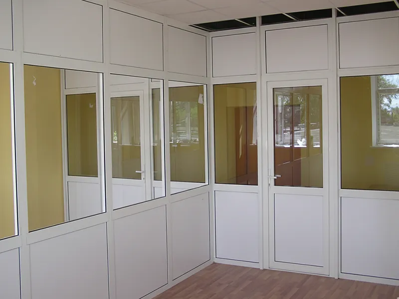 Процесс монтажа или готовый элемент алюминиевой офисной перегородки на системе TATPROF TDS-45, аналог СИАЛ и Алютех, от производителя