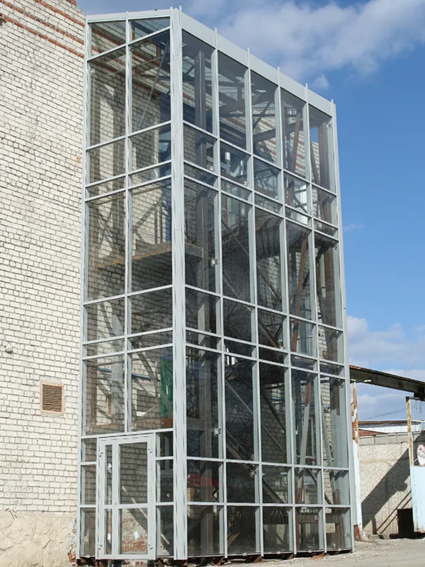 Интерьерное решение — стеклянная перегородка из алюминиевого профиля TATPROF TFS50 для зонирования пространства офиса. Пропускает свет и визуально расширяет помещение.