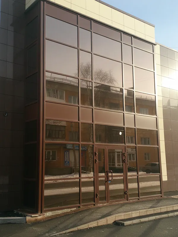 Стильная входная группа и витрина магазина, выполненная из алюминиевого профиля TATPROF TFS50 в Екатеринбурге. Надежная конструкция, аналогичная по параметрам INICIAL IF50 и ALUTECH.