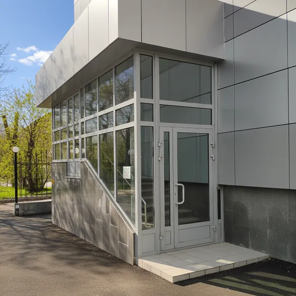 Панорамная входная группа магазина из алюминиевого профиля ТАТПРОФ в Екатеринбурге