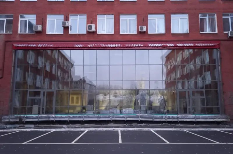 Монтаж высотного светопрозрачного фасада на ригельно-стоечной системе TATPROF TFS50. Высота конструкции не ограничена системой, что позволяет остеклять здания в десятки метров. Аналог ALUTECH ALT F50.