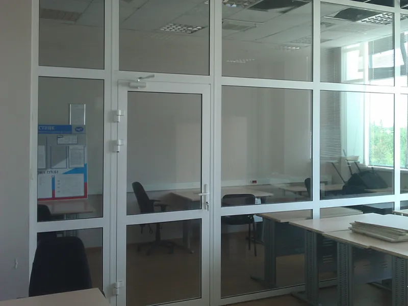 Разделение рабочего пространства open-space на отдельные зоны с помощью стационарных алюминиевых перегородок высотой до потолка